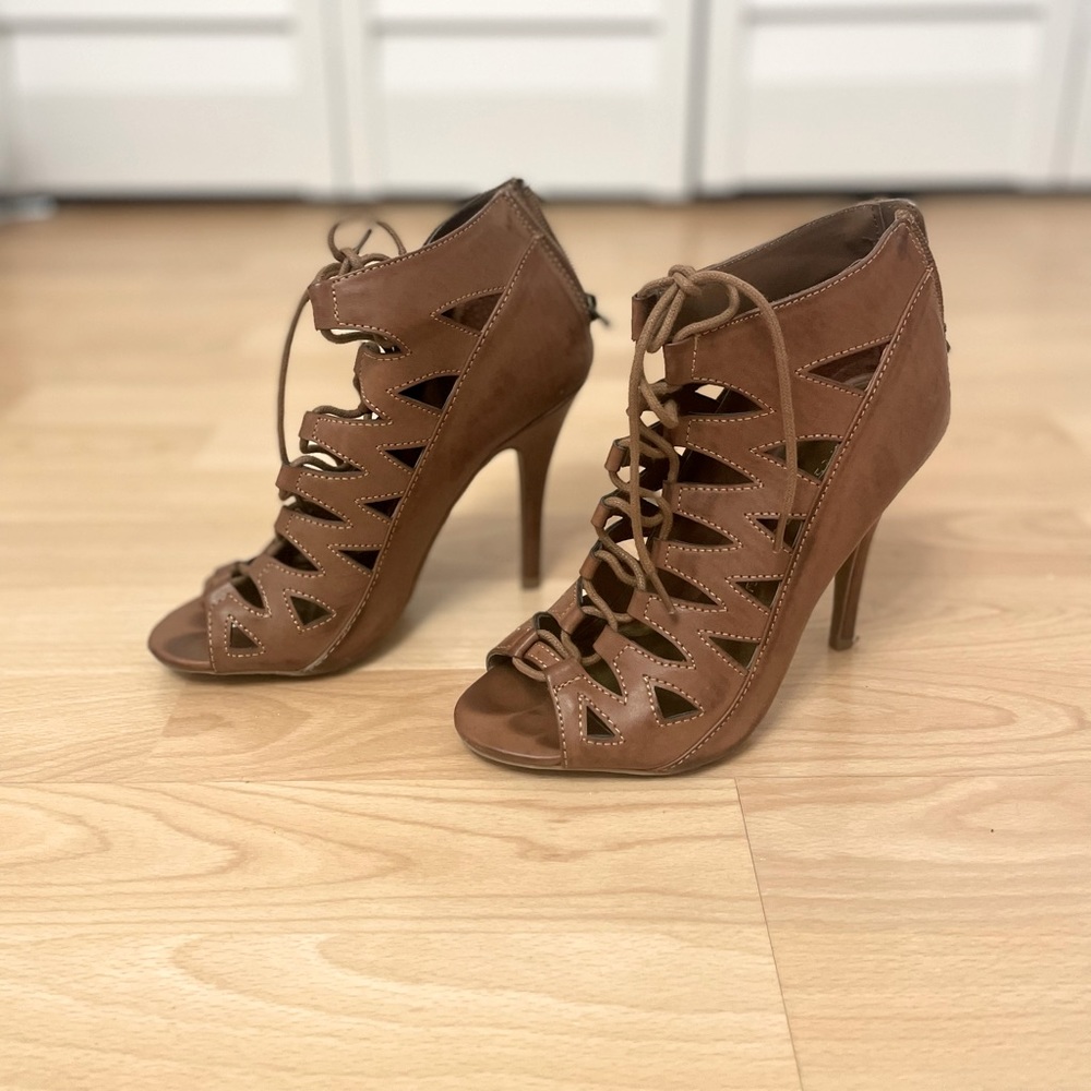 CHINESE LAUNDRY - peep toe strappy heels